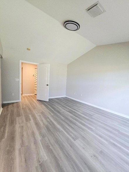 Building Photo - 329 River Bluff Ln