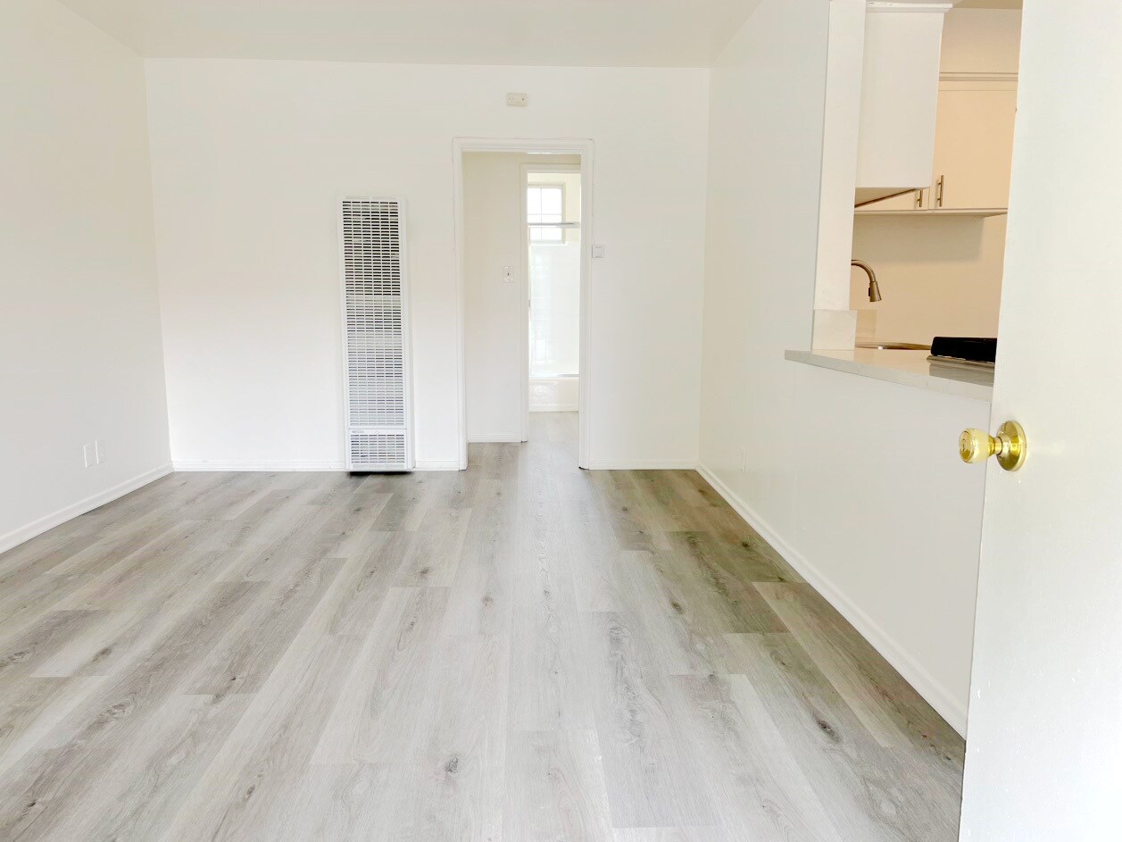 Building Photo - 2901 Kenwood Ave