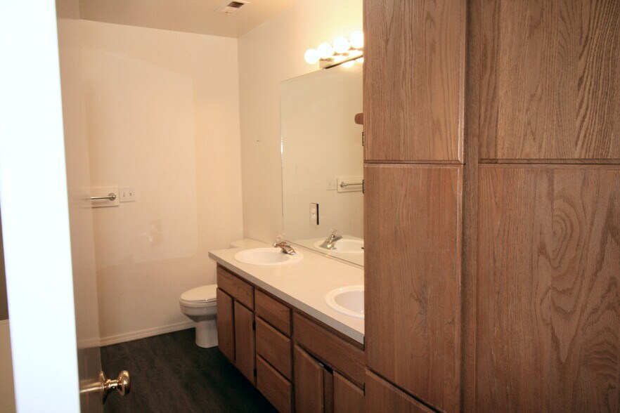 Building Photo - 14360 N Cassia St