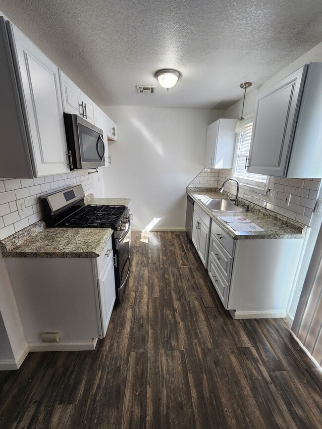 Building Photo - 3 bed 2 bath home, move in ready!