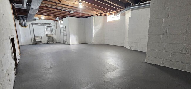 Building Photo - Amazing House with Large Lot in Franklin V...