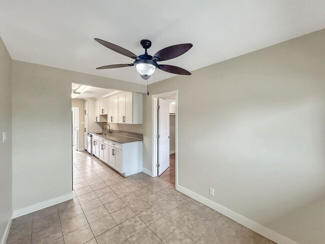 Building Photo - Beautiful 3B/2BA w/ Updated Kitchen and Pool in Clairemont!