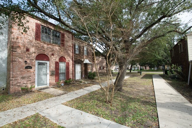 Building Photo - 7950 Grove Ridge Dr