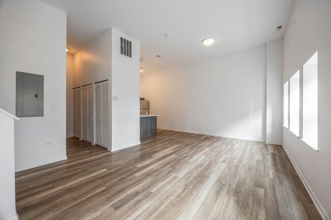 Building Photo - 2700 W North Ave