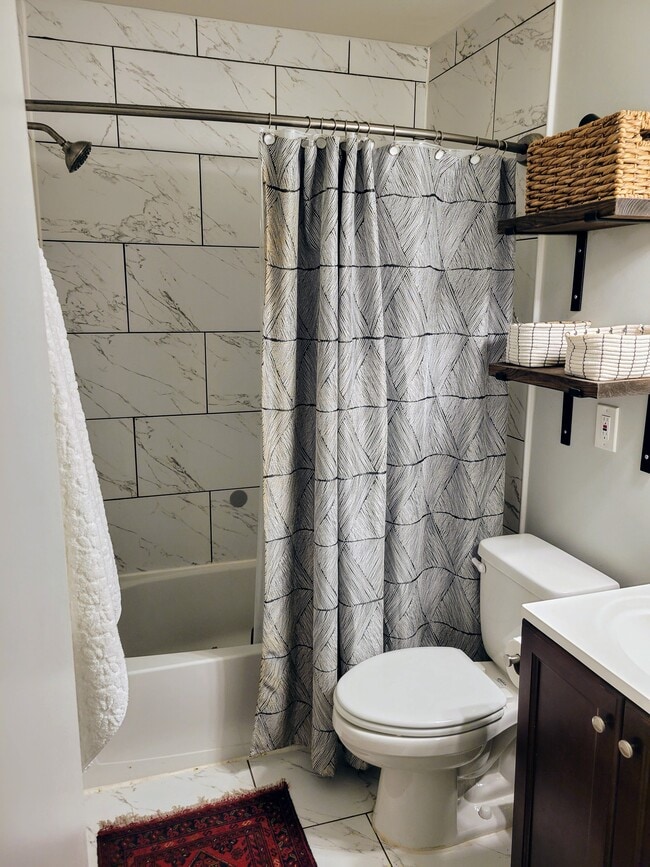 Building Photo - 1102 Greenbriar Cir