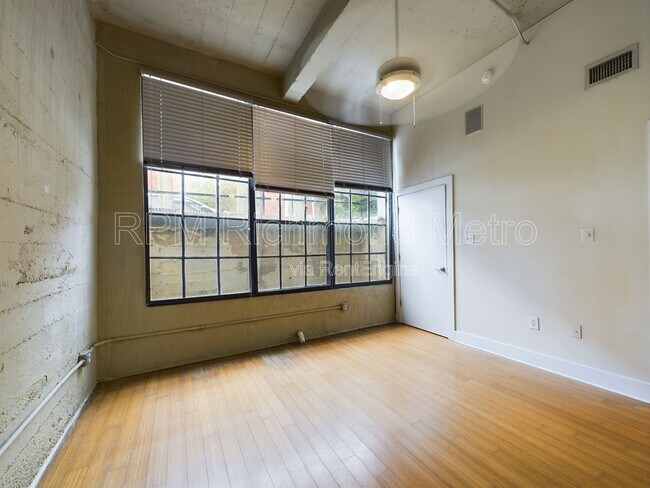 Building Photo - 815 Perry St