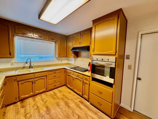 Building Photo - COMING SOON!  3 Bedroom, 2 Bath home with Easy Commute Access