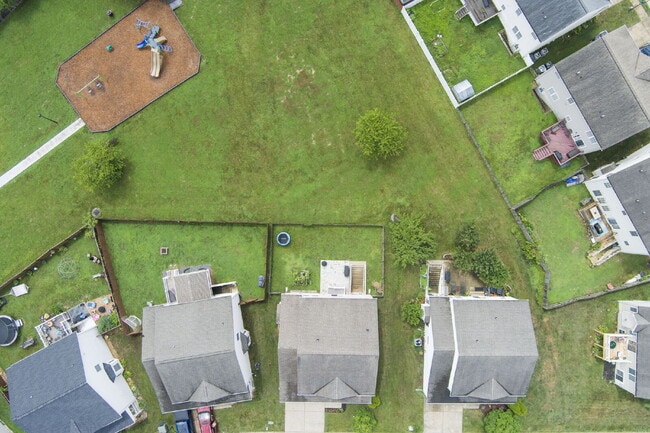 Building Photo - Welcome home to this well-maintained 4-bedroom, 2.5-bath home that offers space to grow!