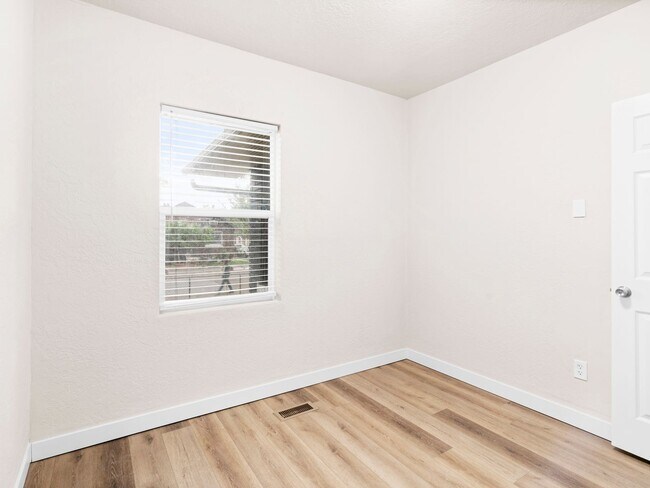 Building Photo - 3002 Porter Ave