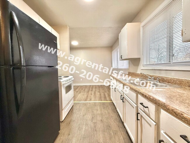 Building Photo - 3 Bedroom