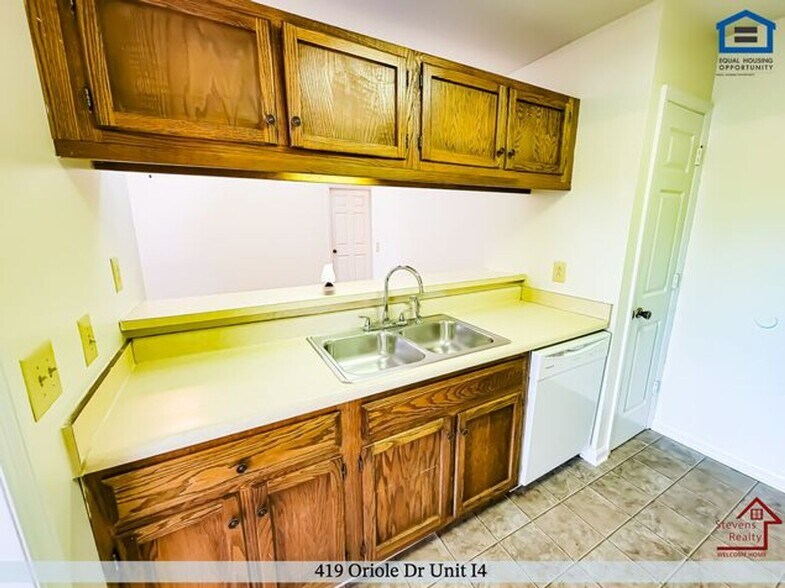 Building Photo - 419 Oriole Dr