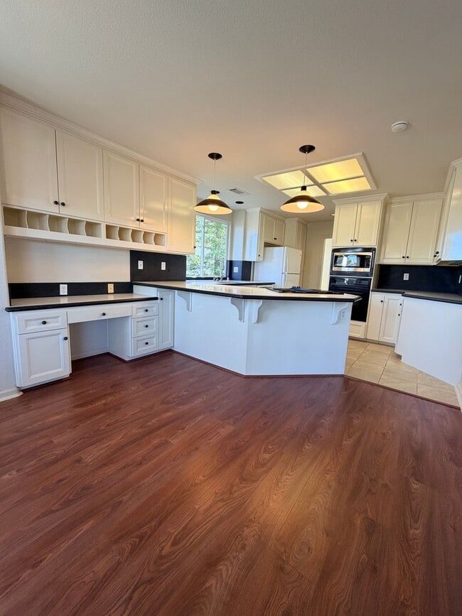 Building Photo - Beautiful Lakefront Home in the Vineyard! 55+ community