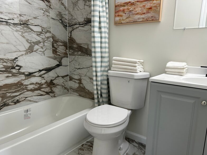 Building Photo - 196 Key Pky