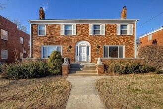 Building Photo - Charming 3 Bedroom Duplex In Prime Location!!