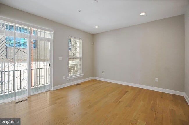 Building Photo - 621 Parkside Pl NE