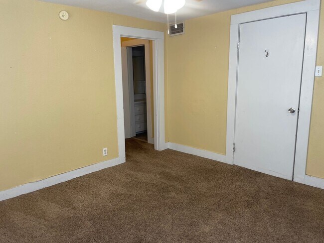 Building Photo - Two Bedroom Two Bathroom Home w/ a BONUS Room