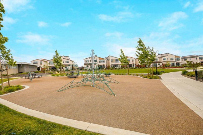 Building Photo - One Lake Townhouse