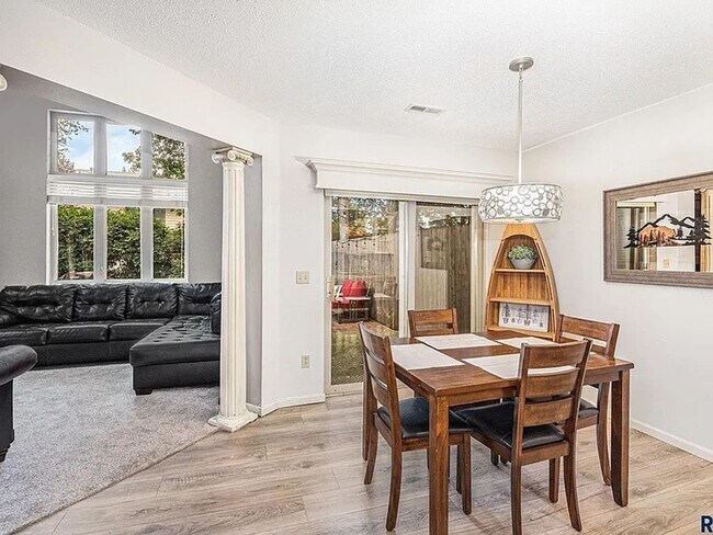 Building Photo - Charming 3-Bedroom Twin Home — 904?E?Jane?...