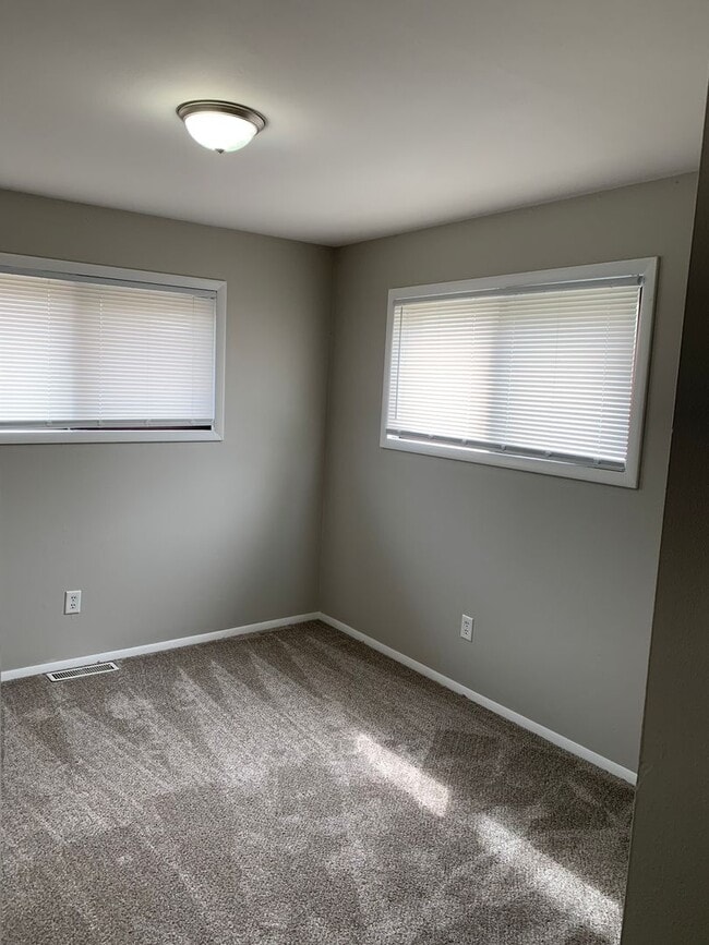 Building Photo - Spacious 3 bd 1.5 bth Raised Ranch Duplex