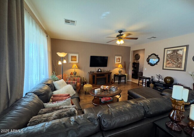 Building Photo - 40571 W Park Hill Dr