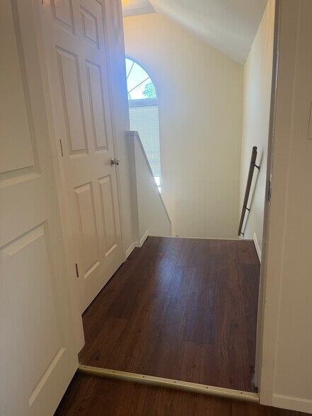Building Photo - 304 N Wellwood Ave