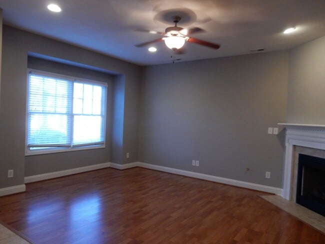 Building Photo - Quality 3 BR Townhome; Convenient to Med C...
