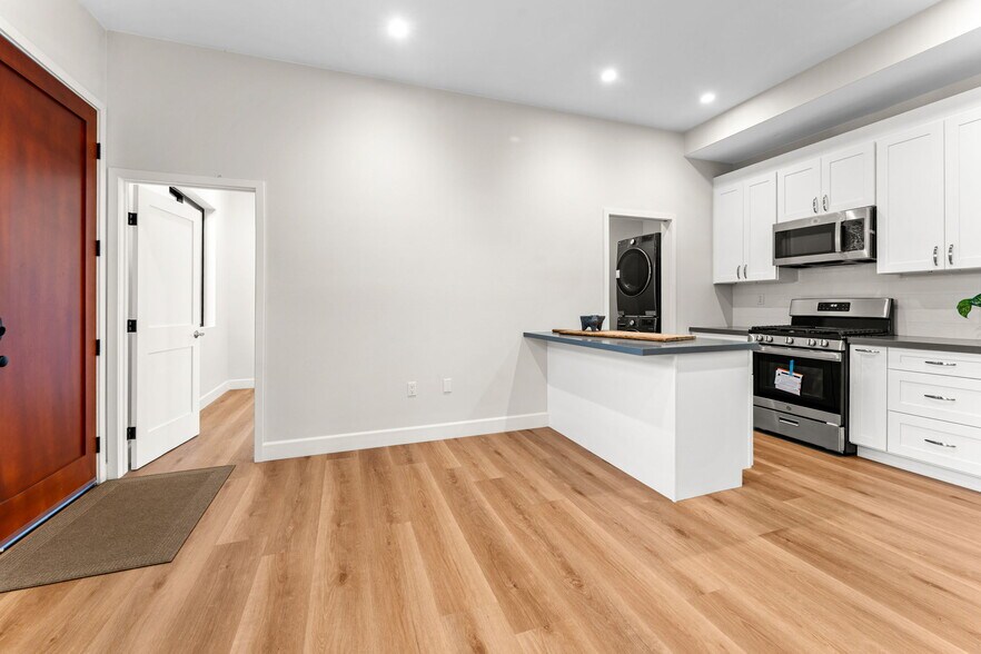 Building Photo - 2430 E 7th St