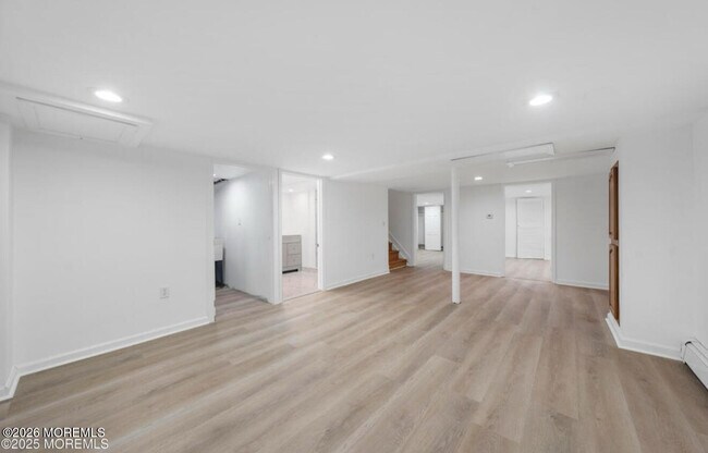 Building Photo - 146 S Bath Ave