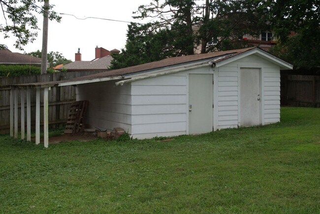 Building Photo - 416 Victoria Dr