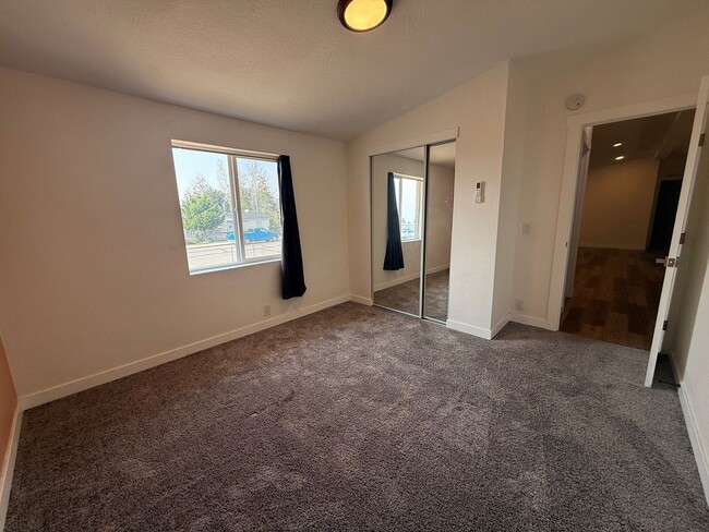 Building Photo - Now renting 3 bedroom House