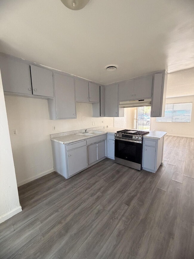 Building Photo - Charming 2 Bed / 1 Bath Four-Plex Unit Available Now!