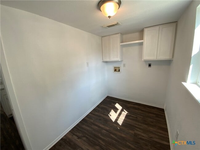 Building Photo - 911 N Penelope St