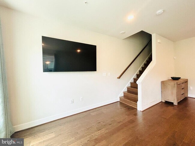 Building Photo - 913 King Farm Blvd