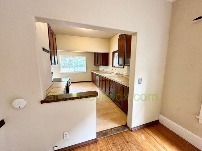 Building Photo - 3-Bedroom, 2-Bathroom House with Attached Garage and Workshop Near Belmont and SE 45th