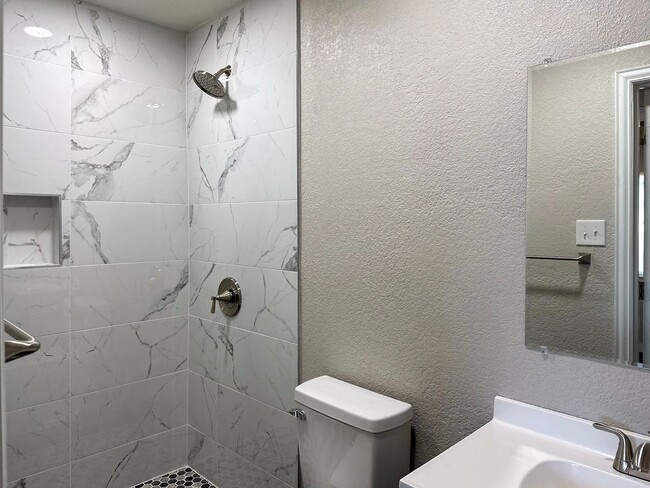 Building Photo - 4 Bedroom / 3 Full Bath