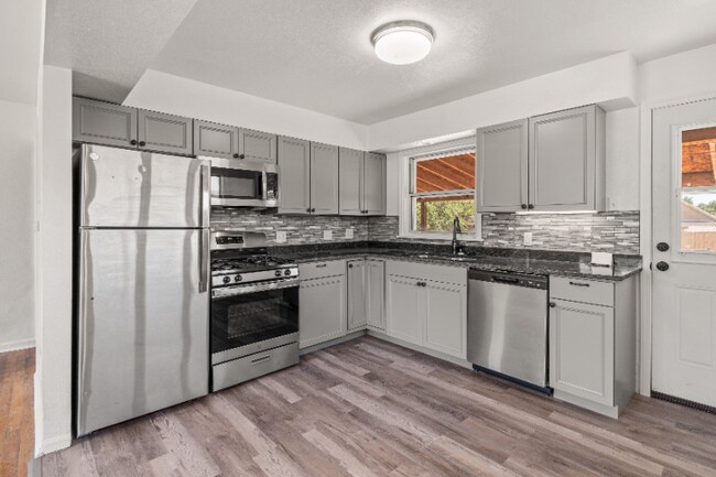 Building Photo - 926 W 16th St