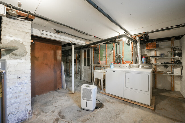 Building Photo - 662 Milford Point Rd