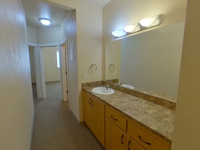 Building Photo - Alder Duplexes on 17th