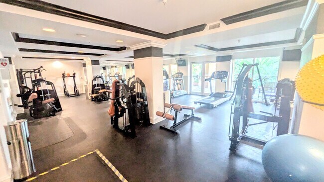 Building Photo - Annual Unfurnished 2/2 Condo in Downtown S...