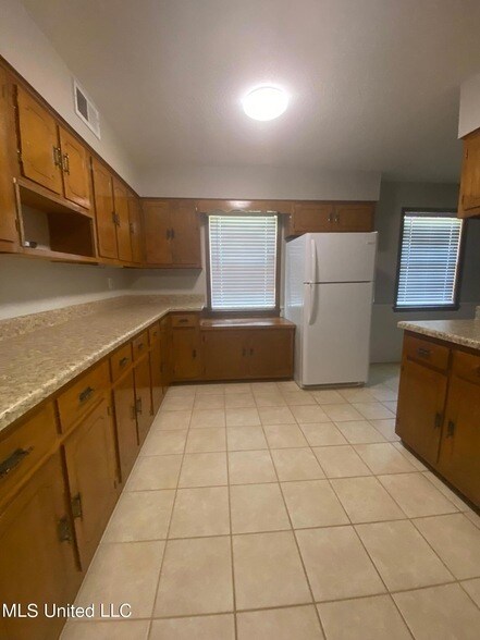 Building Photo - 144 Vaughn Ln