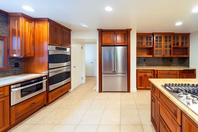 Building Photo - Luxurious Portland Heights home tucked away on a private street on nearly half an acre.