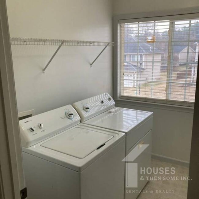 Building Photo - 18 Whitethorn Ln