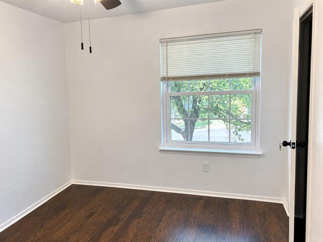 Building Photo - 1015 E Yager Ln