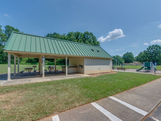 Building Photo - A picture perfect cottage home ready for you with community pool!