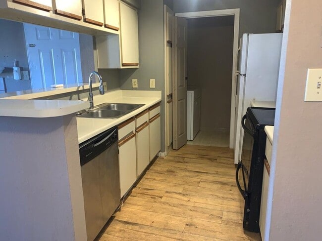 Building Photo - Excellent 2 bed / 1 bath within Regency Ga...