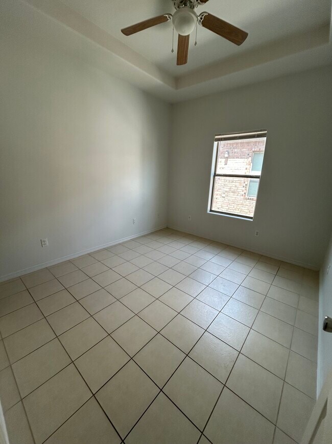 Building Photo - 3001 Diamondhead Ave