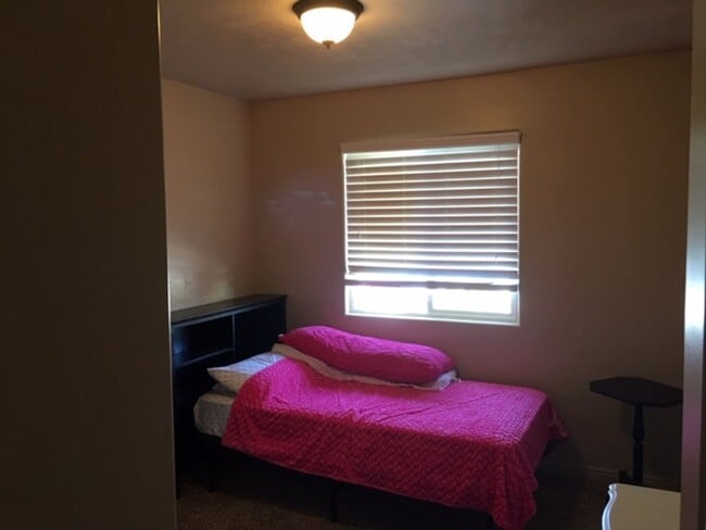 Building Photo - Roomy townhome