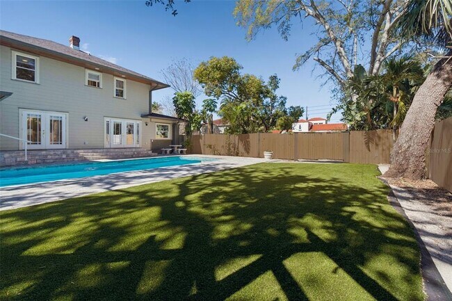 Building Photo - 344 21st Ave NE