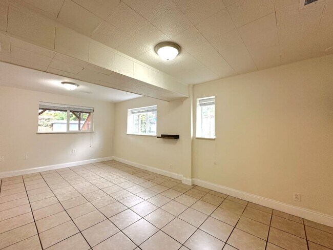 Building Photo - Updated 5 bedroom 2.5 bathroom home in Uni...