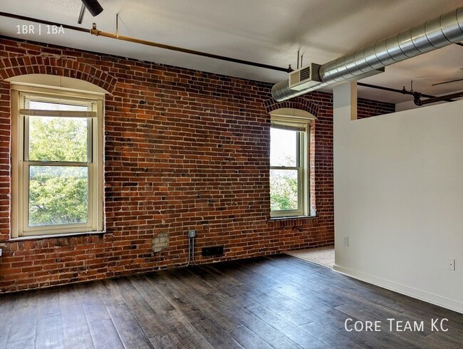 Building Photo - Large Loft in River Market!